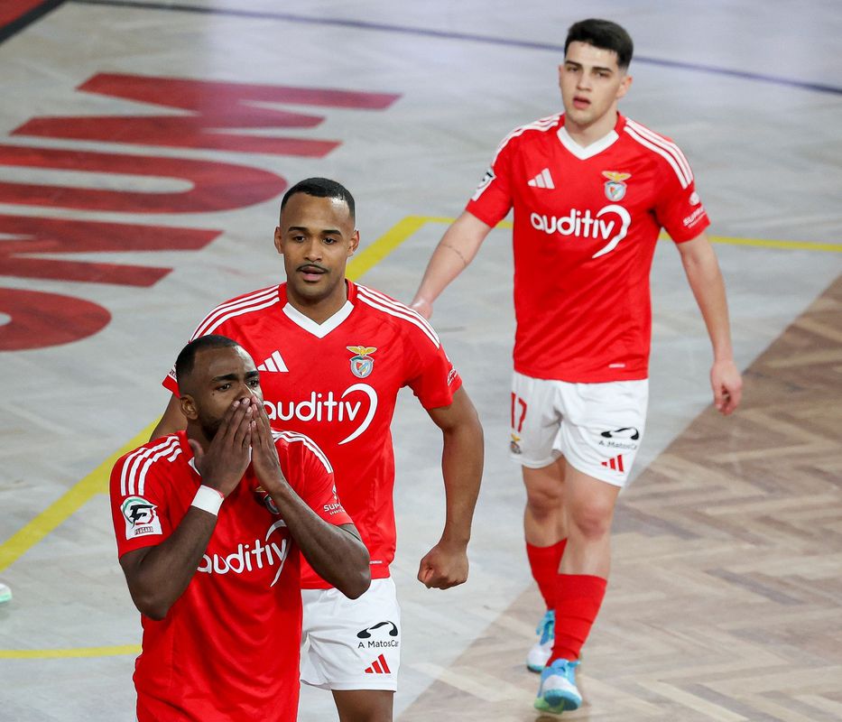 Benfica sentencia presença nas meias-finais com vitória robusta