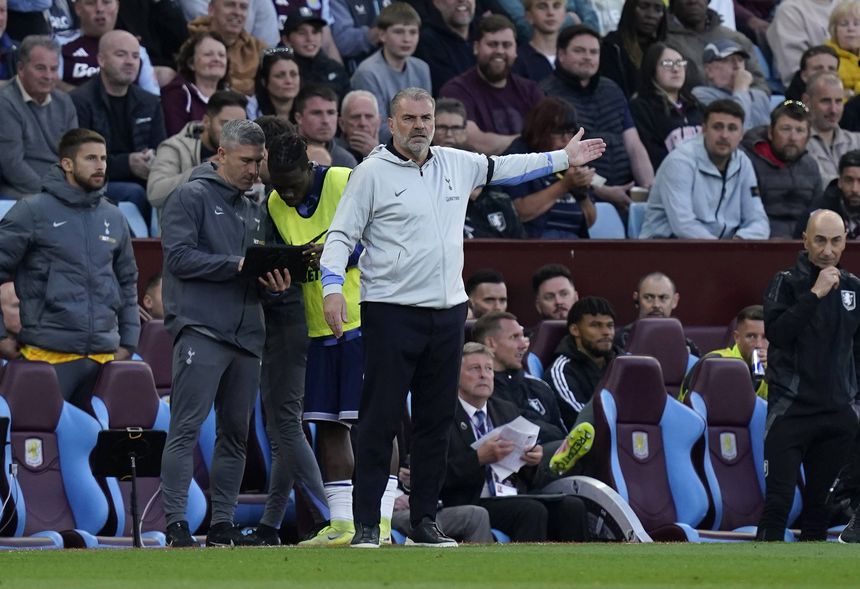 Ange Postecoglou durante jogo com o Aston Villa