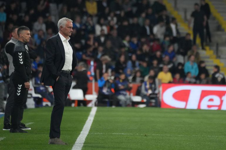 Adeptos do Galatasaray fizeram a festa e o 'enterro' de Mourinho 