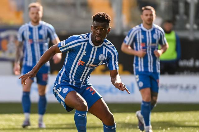 Aaron Tshibola, defesa do Kilmarnock e ex-Aves