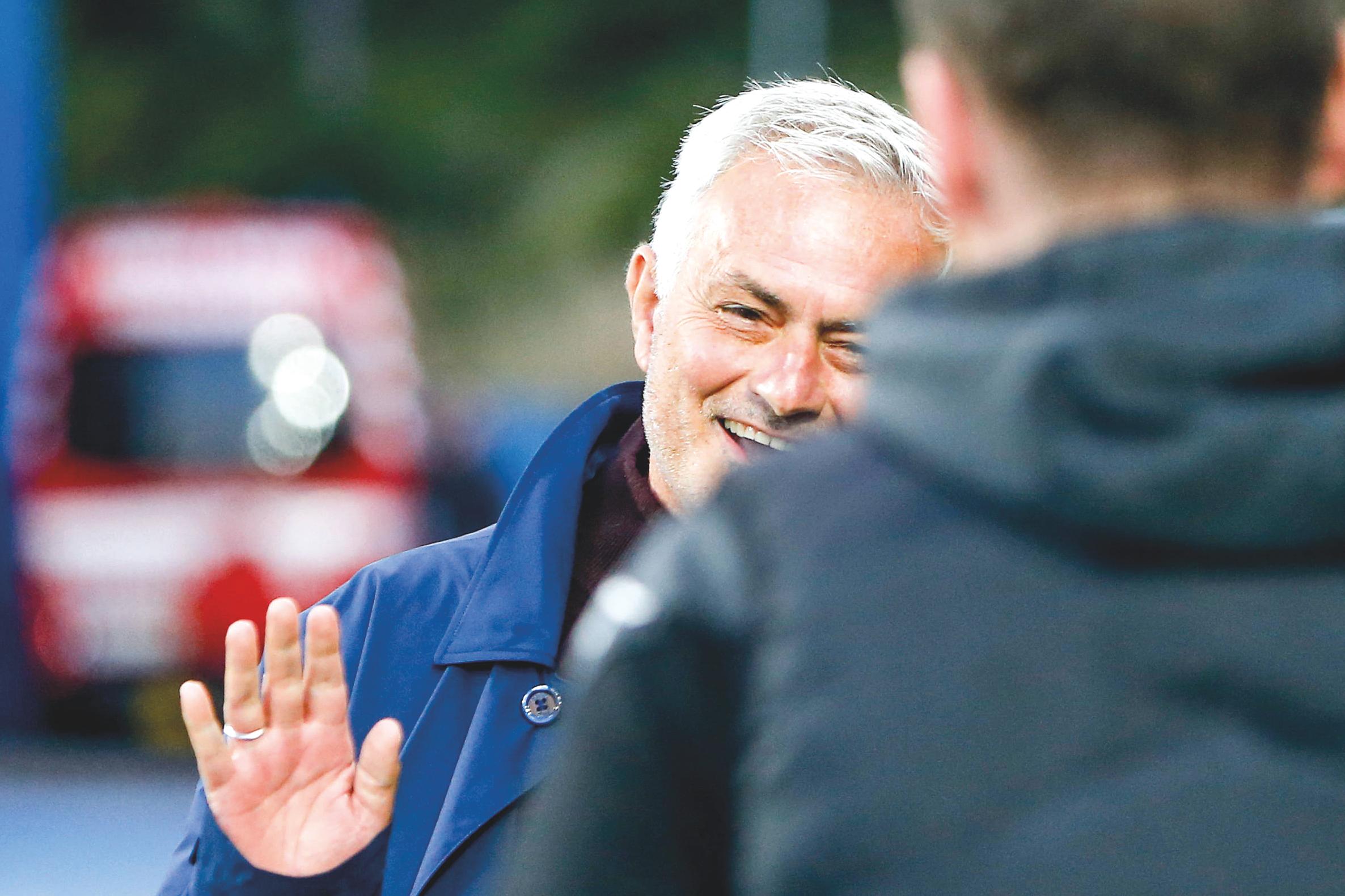 José Mourinho sorridente no jogo entre Benfica e Estoril, último da temporada dos encarnados — Foto: IMAGO