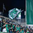 O campeão e o recém-promovido: clube dividiu-se ao meio e ambos festejam