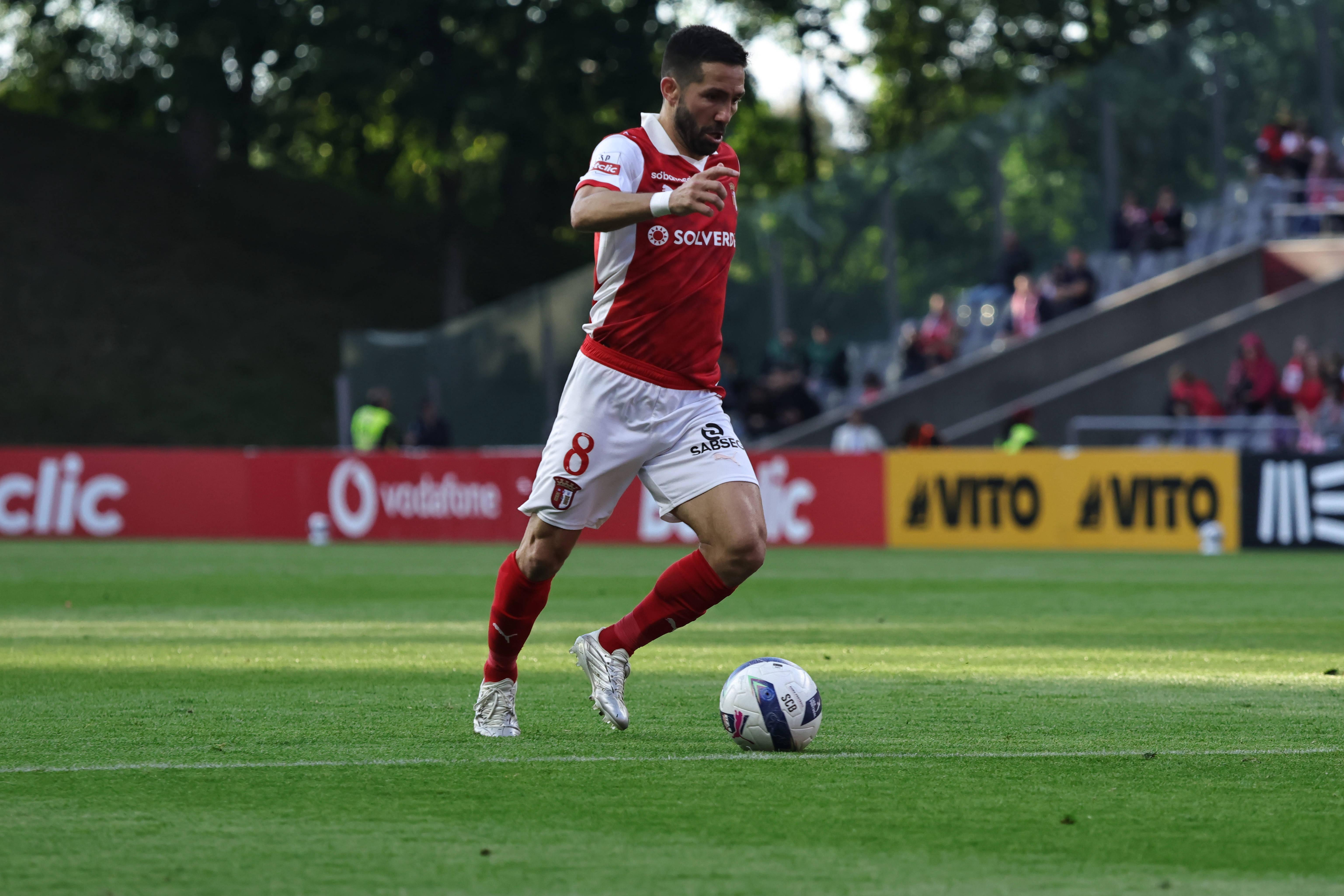 João Moutinho renovou por uma época com o SC Braga e segue para a quarta temporada ao serviço dos minhotos