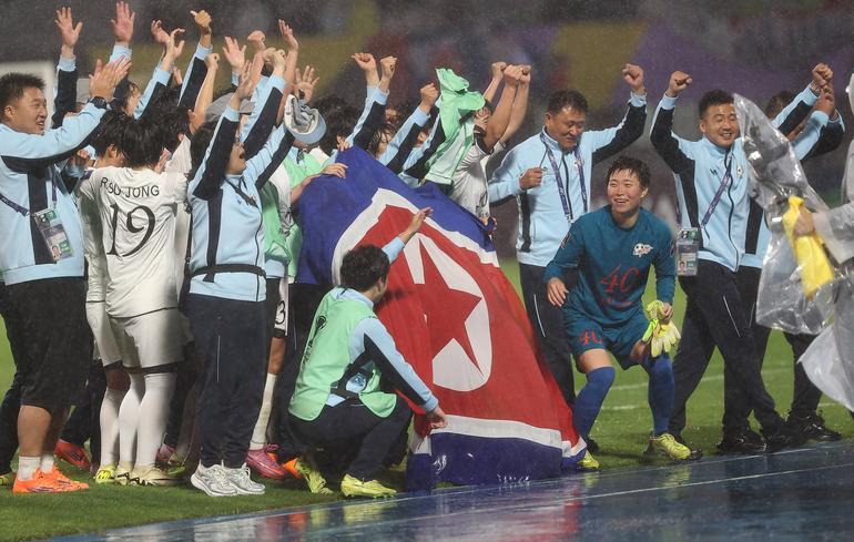 A equipa feminina do Naegohyang Women's, da Coreia do Norte, venceu em casa do Suwon, na Coreia do Sul, por 2-1, esta quarta-feira, num raro encontro desportivo entre os dois países.