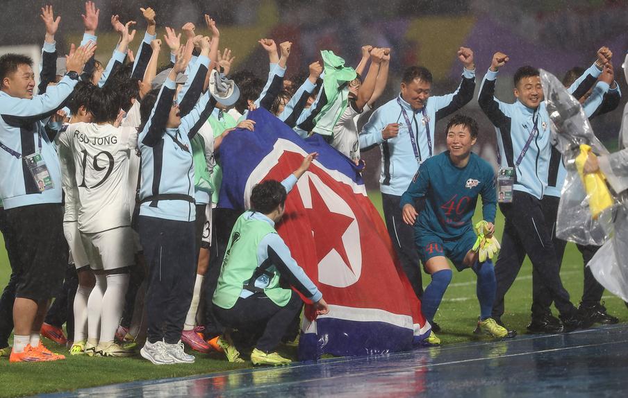 A equipa feminina do Naegohyang Women's, da Coreia do Norte, venceu em casa do Suwon, na Coreia do Sul, por 2-1, esta quarta-feira, num raro encontro desportivo entre os dois países