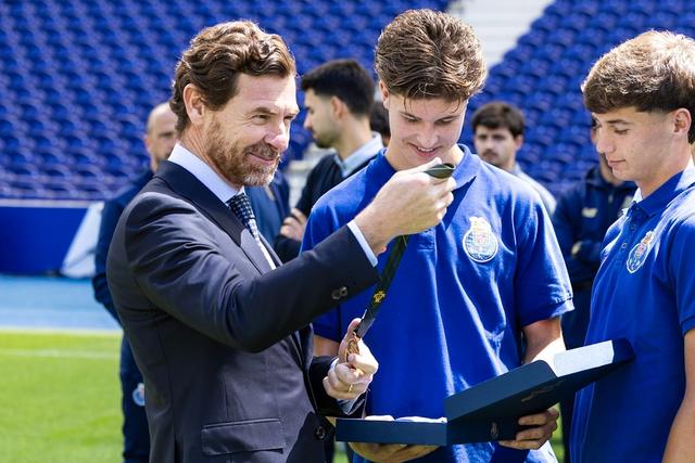 André Villas-Boas com os campeões de sub-19 - Foto: FC PORTO