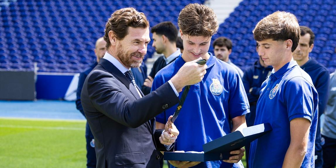 André Villas-Boas com os campeões de sub-19 - Foto: FC PORTO