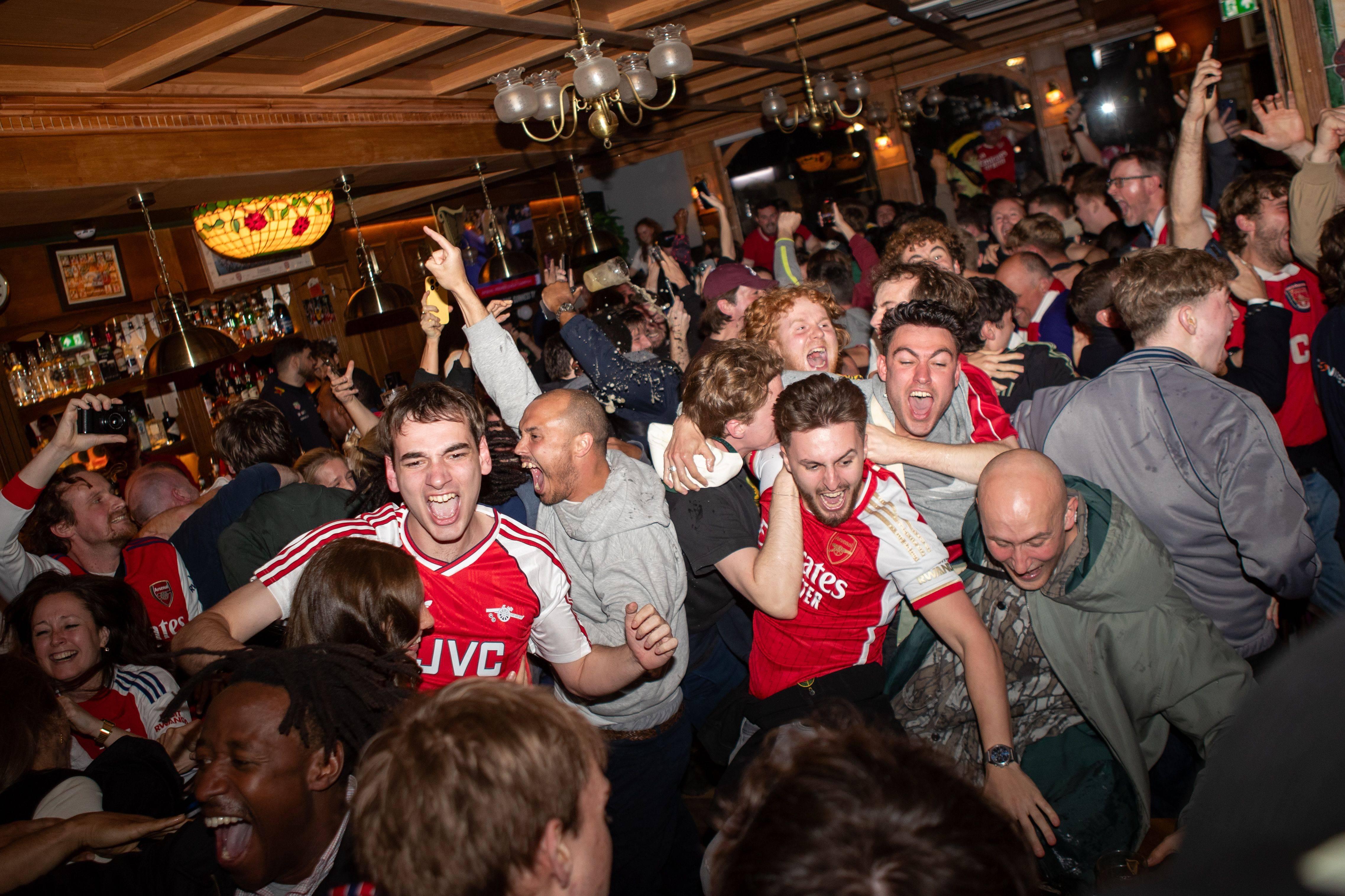 Adeptos do Arsenal num bar/ Imago