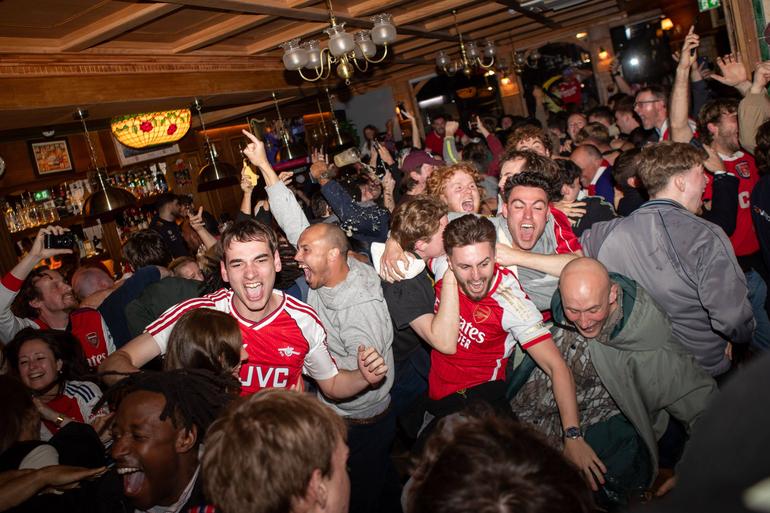 Adeptos do Arsenal num bar/ Imago