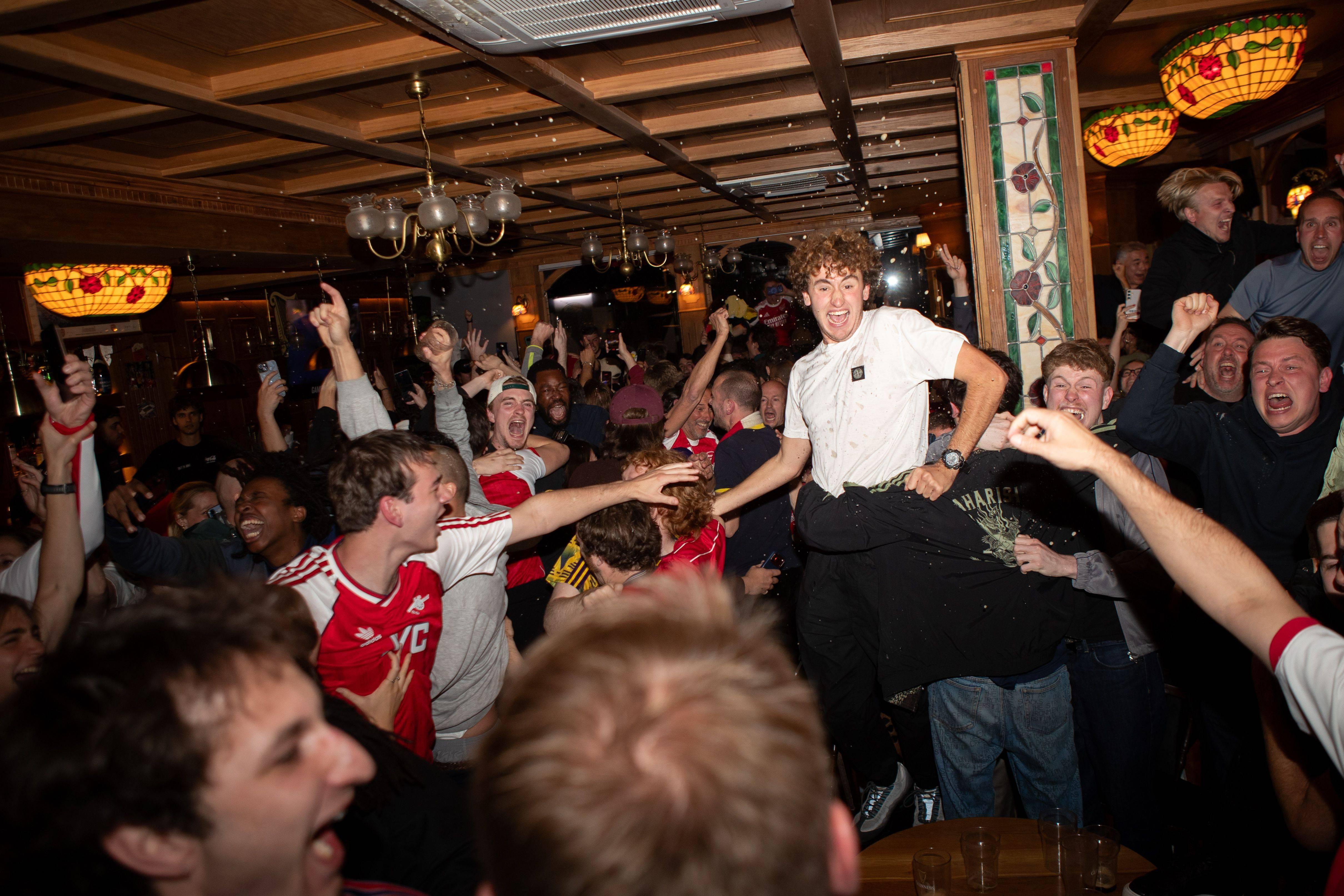 Adeptos do Arsenal num bar/ Imago