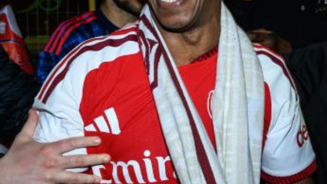 Ian Wright junta-se à festa dos adeptos do Arsenal nas ruas