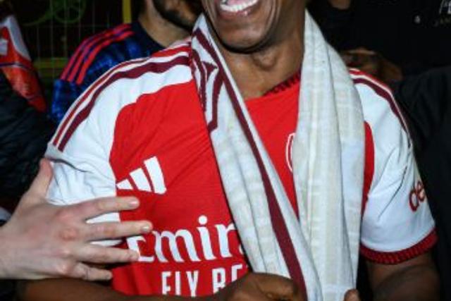 Ian Wright junta-se à festa dos adeptos do Arsenal nas ruas