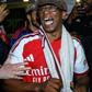 Ian Wright junta-se à festa dos adeptos do Arsenal nas ruas