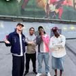 Rice, Timber, Eze e Saka junto ao estádio de madrugada