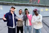 Rice, Timber, Eze e Saka junto ao estádio de madrugada
