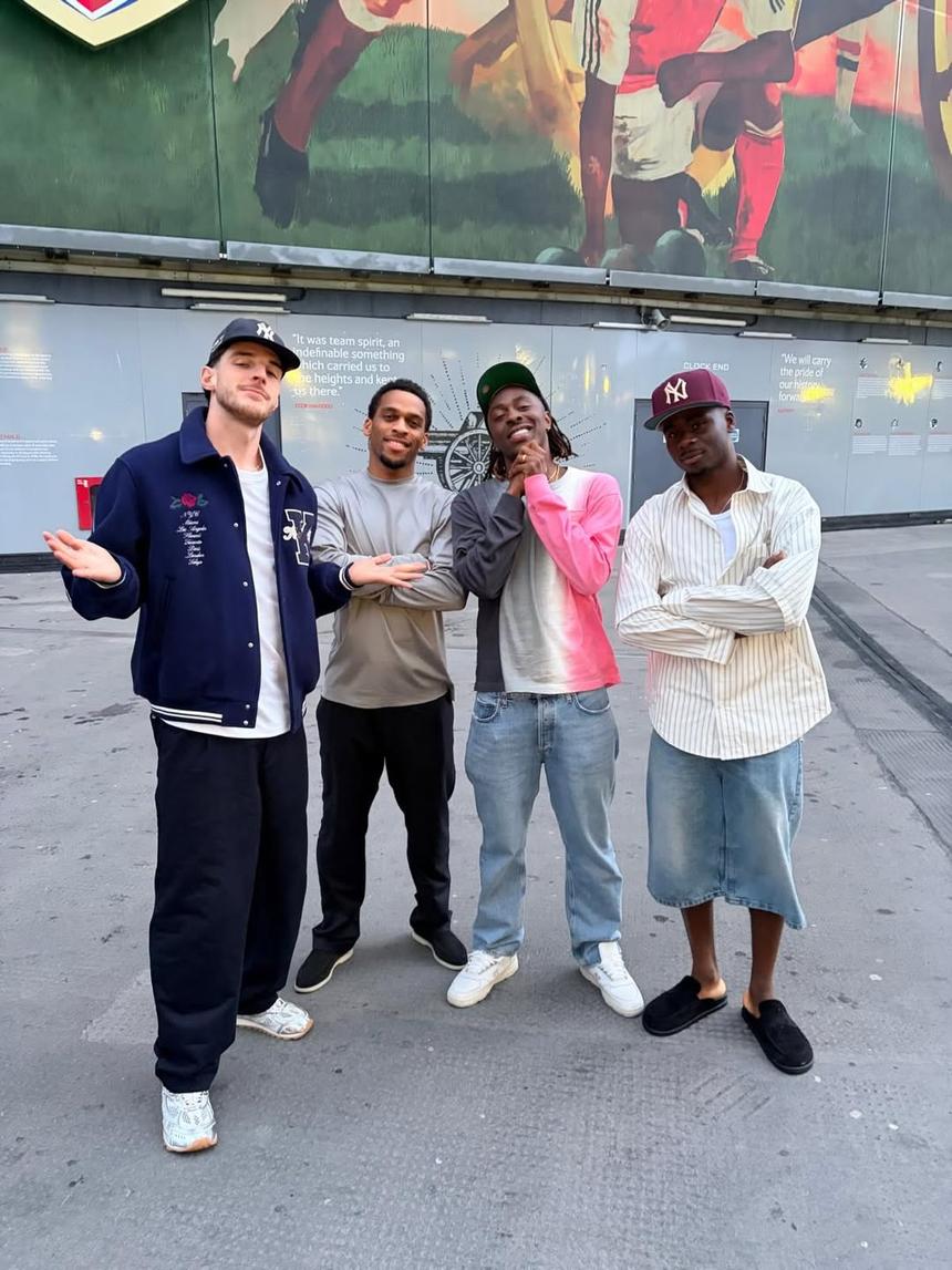 Rice, Timber, Eze e Saka junto ao estádio de madrugada