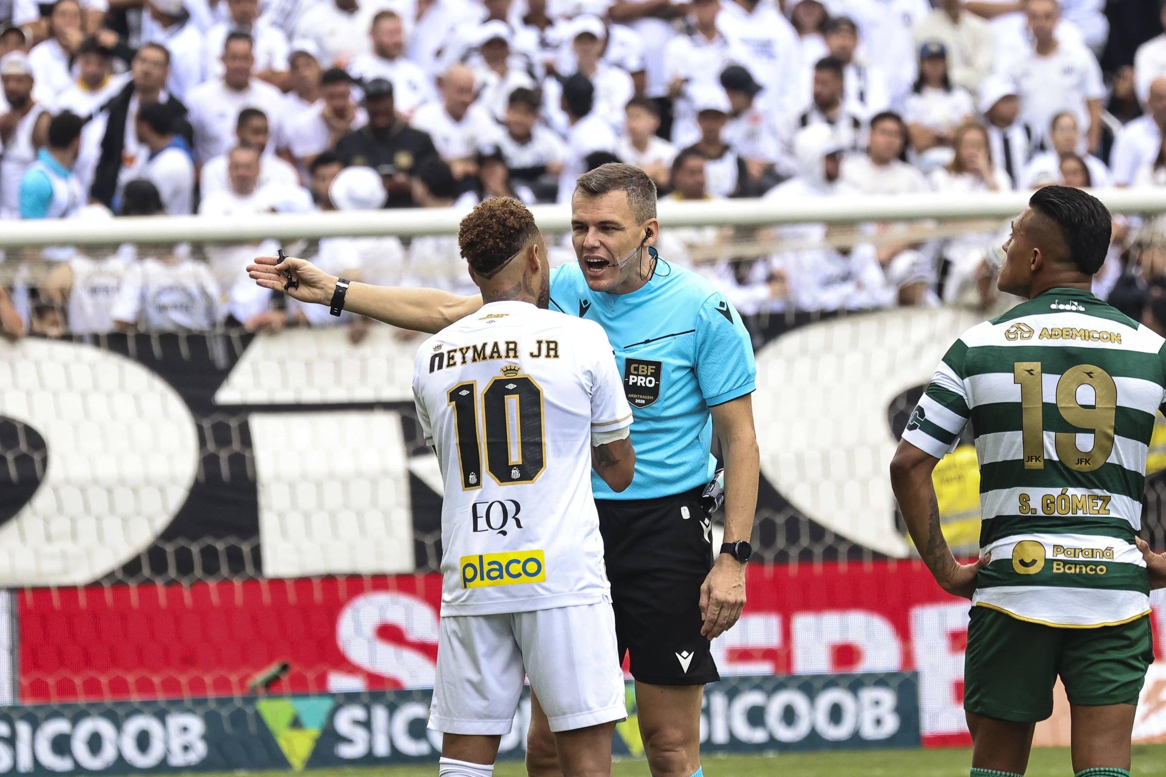 Árbitro a exigir a saída de campo de Neymar no Santos-Coritiba