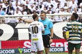 Árbitro a exigir a saída de campo de Neymar no Santos-Coritiba