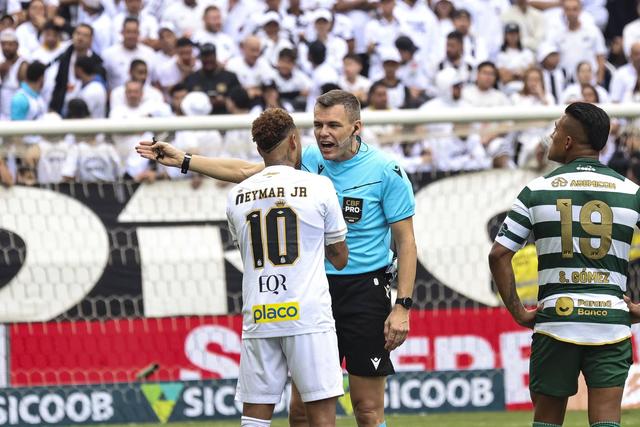 Árbitro a exigir a saída de campo de Neymar no Santos-Coritiba