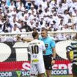 Árbitro a exigir a saída de campo de Neymar no Santos-Coritiba