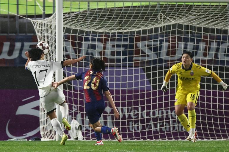 A equipa feminina do Naegohyang Women's, da Coreia do Norte, venceu em casa do Suwon, na Coreia do Sul, por 2-1, esta quarta-feira, num raro encontro desportivo entre os dois países.
