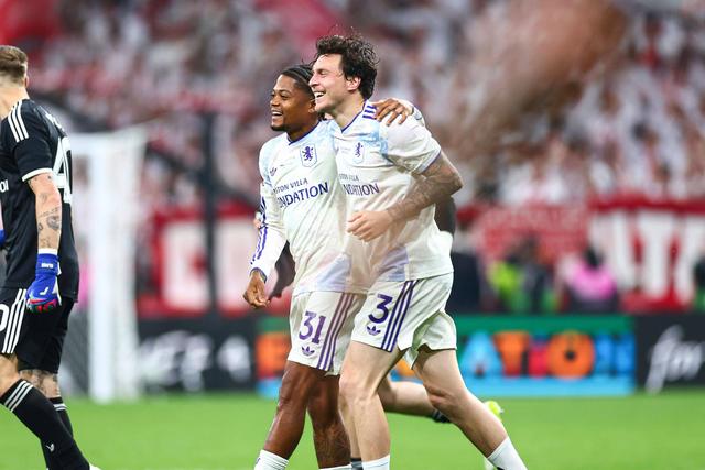 Jogadores do Aston Villa a festejarem a vitória