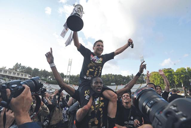 Marinho com a Taça de Portugal, o herói da Brisa em 2012 - Foto: A BOLA