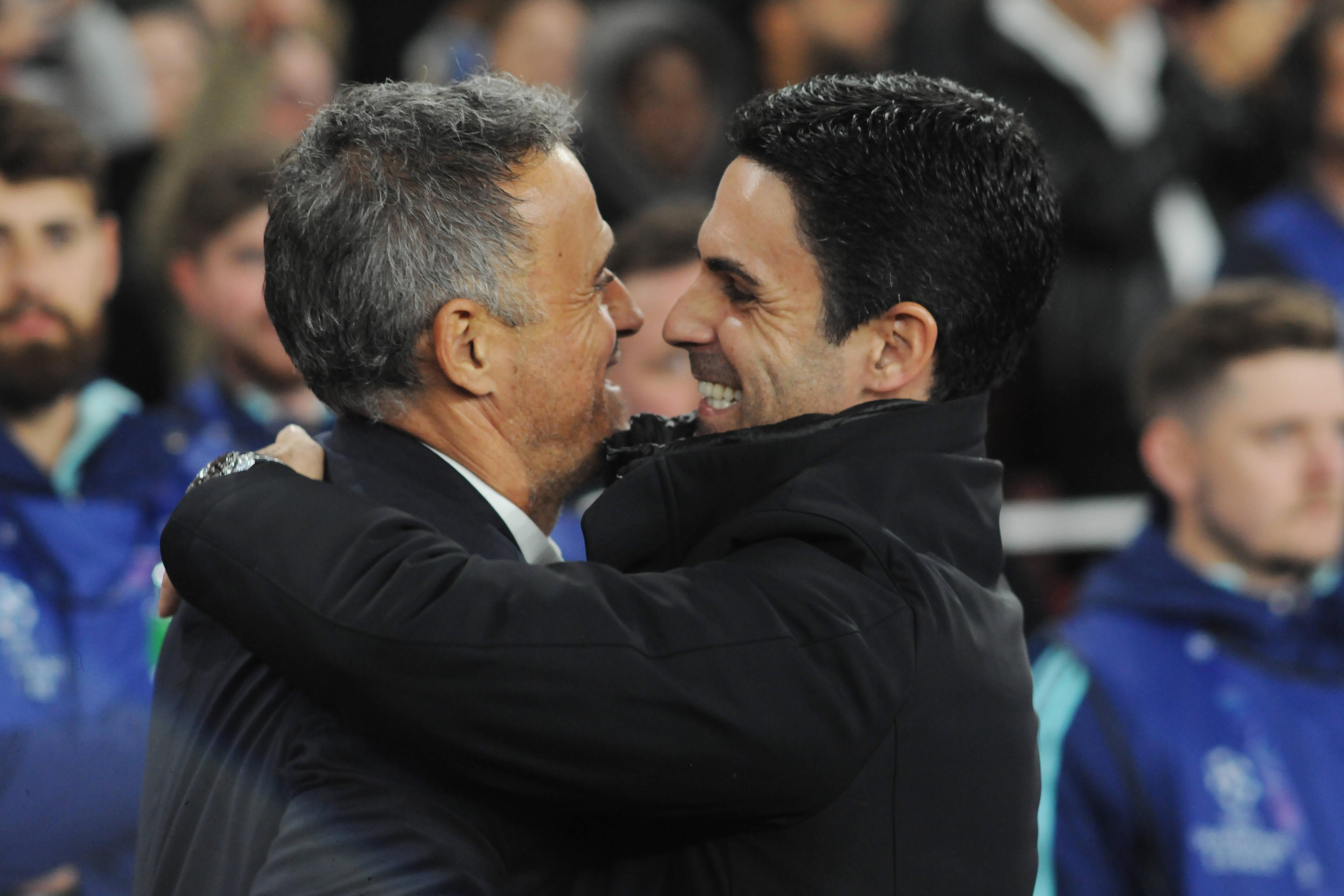 Luis Enrique abraçado ao compatriota Mikel Arteta no PSG-Arsenal