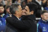 Luis Enrique abraçado ao compatriota Mikel Arteta no PSG-Arsenal