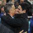 Luis Enrique abraçado ao compatriota Mikel Arteta no PSG-Arsenal