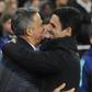 Luis Enrique abraçado ao compatriota Mikel Arteta no PSG-Arsenal