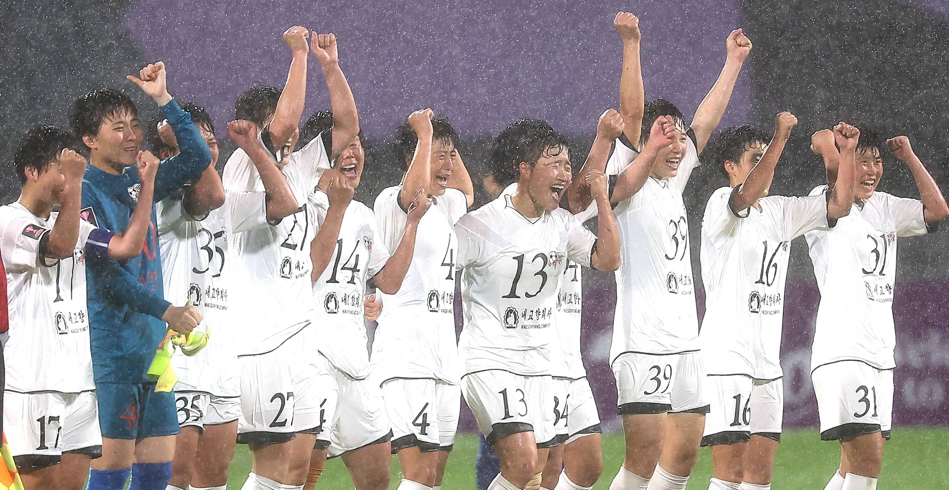 A equipa feminina do Naegohyang Women's, da Coreia do Norte, venceu em casa do Suwon, na Coreia do Sul, por 2-1, esta quarta-feira, num raro encontro desportivo entre os dois países.