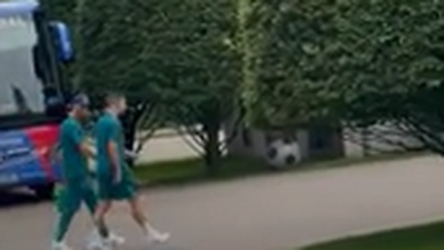 Ronaldo e Dalot passeiam no hotel e é esta a reação dos adeptos