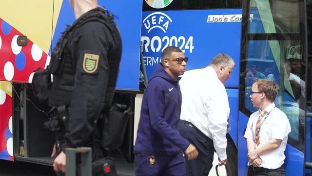 Nariz de Mbappé e autógrafos de Griezmann: França chega a Leipzig