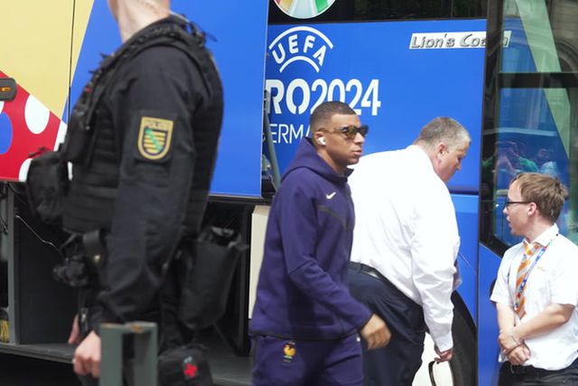 Nariz de Mbappé e autógrafos de Griezmann: França chega a Leipzig