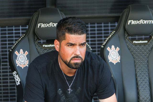 Corinthians discute futuro de António Oliveira