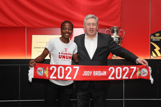 Benfica oficializa Jody Brown