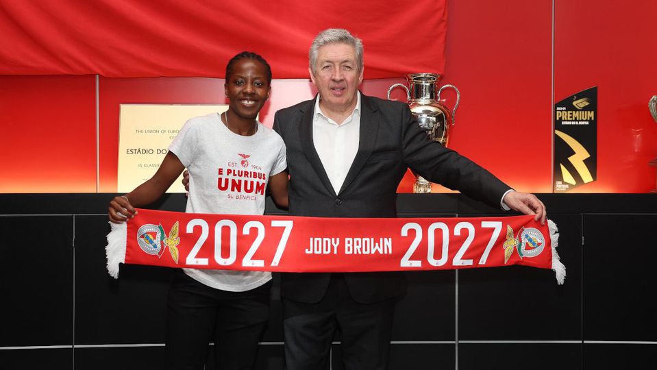Benfica oficializa Jody Brown