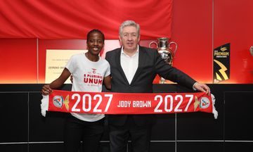 Benfica oficializa Jody Brown