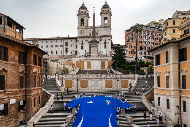 Nível de provocação ao máximo: Itália coloca camisola gigante.... na Praça de Espanha