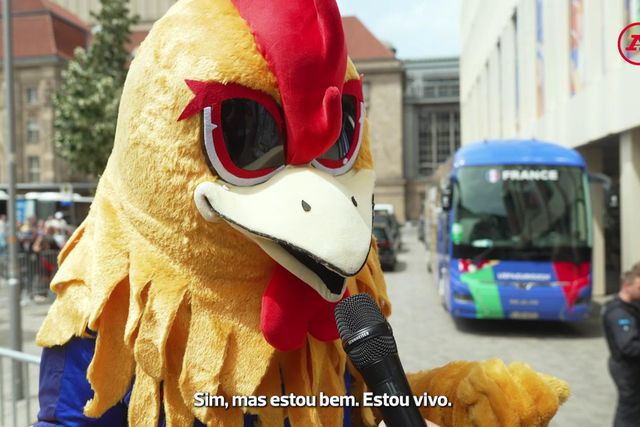 Nem a mascote de França esquece o golo de Éder