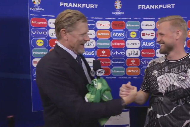 VÍDEO: Peter Schmeichel entrevista e abraça filho após empate com Inglaterra