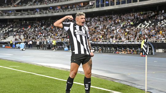 Oficial: Botafogo de Artur Jorge renova com Tiquinho Soares