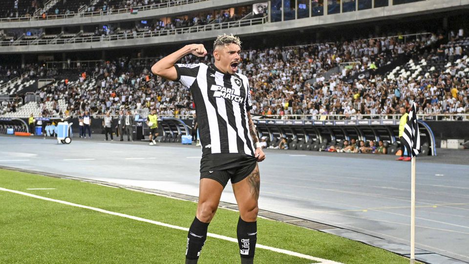 Oficial: Botafogo de Artur Jorge renova com Tiquinho Soares