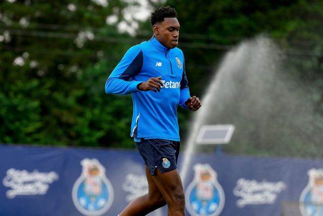 Samu em ação no treino matinal desta sexta-feira (Foto: FC Porto)