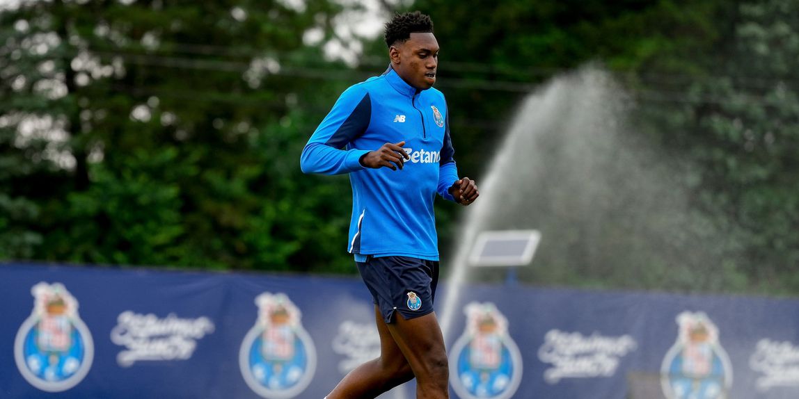 Samu em ação no treino matinal desta sexta-feira (Foto: FC Porto)