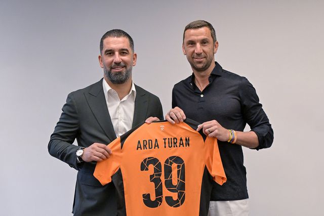 Mercado oficial: Arda Turan já trabalha no Shakhtar Donetsk