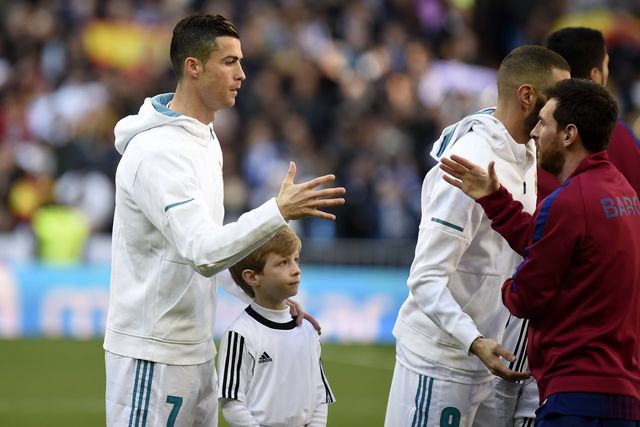 Ronaldo e Messi a cumprimentar-se