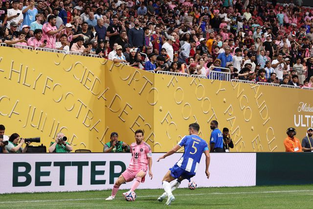 Marcano tenta travar Messi no Mundial de Clubes. Argentino fez o 2-1 na vitória dos norte-americanos