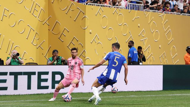 Marcano tenta travar Messi no Mundial de Clubes. Argentino fez o 2-1 na vitória dos norte-americanos